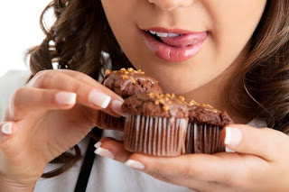 Young-woman-with-chocolate-muffin